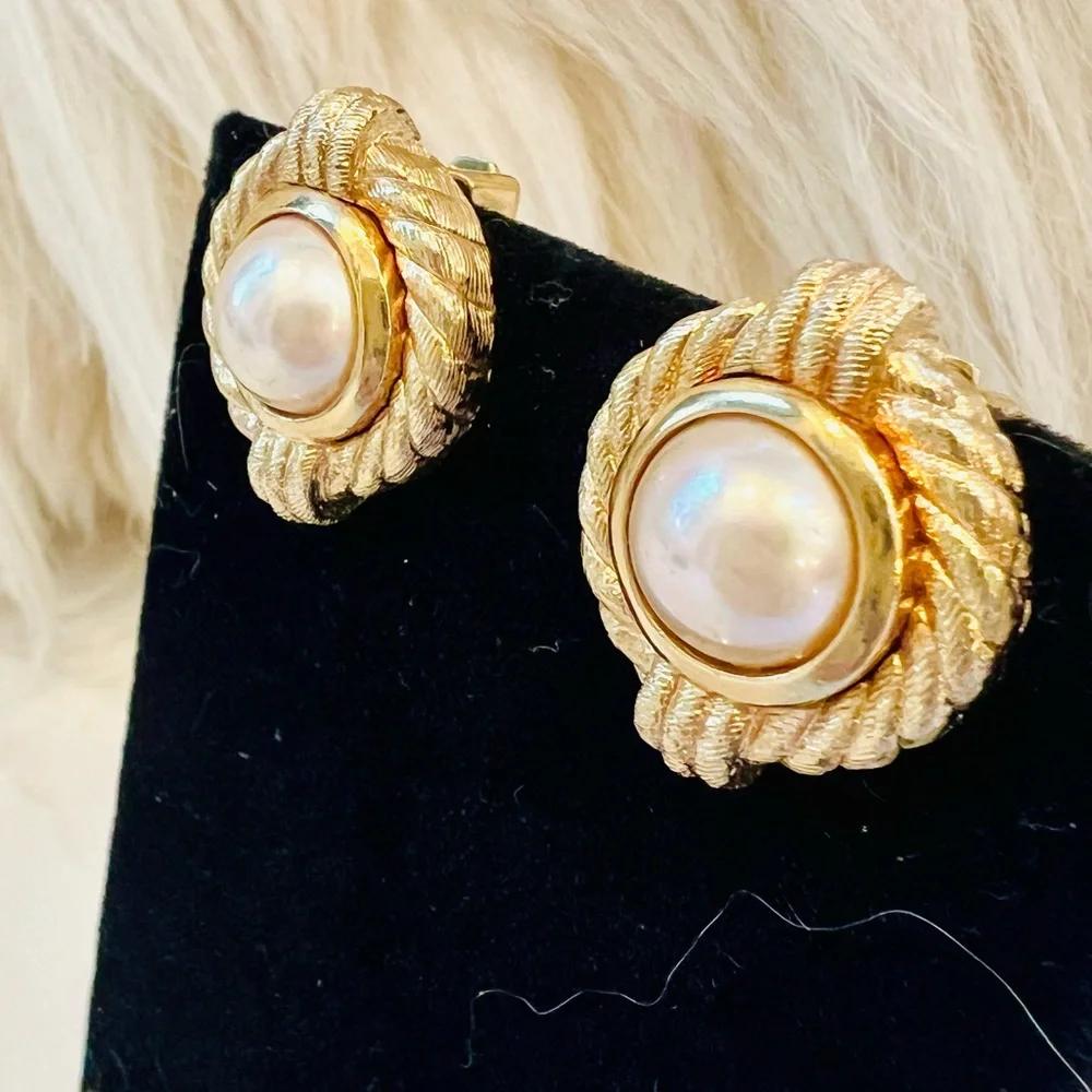 Vintage Dior Gold-Tone Rope Button Clip Earrings with Pearl Center - Picture 4 of 7
